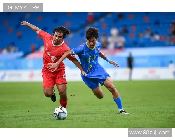 足球明星展现远距离传球技巧助力球队赢得比赛精彩瞬间